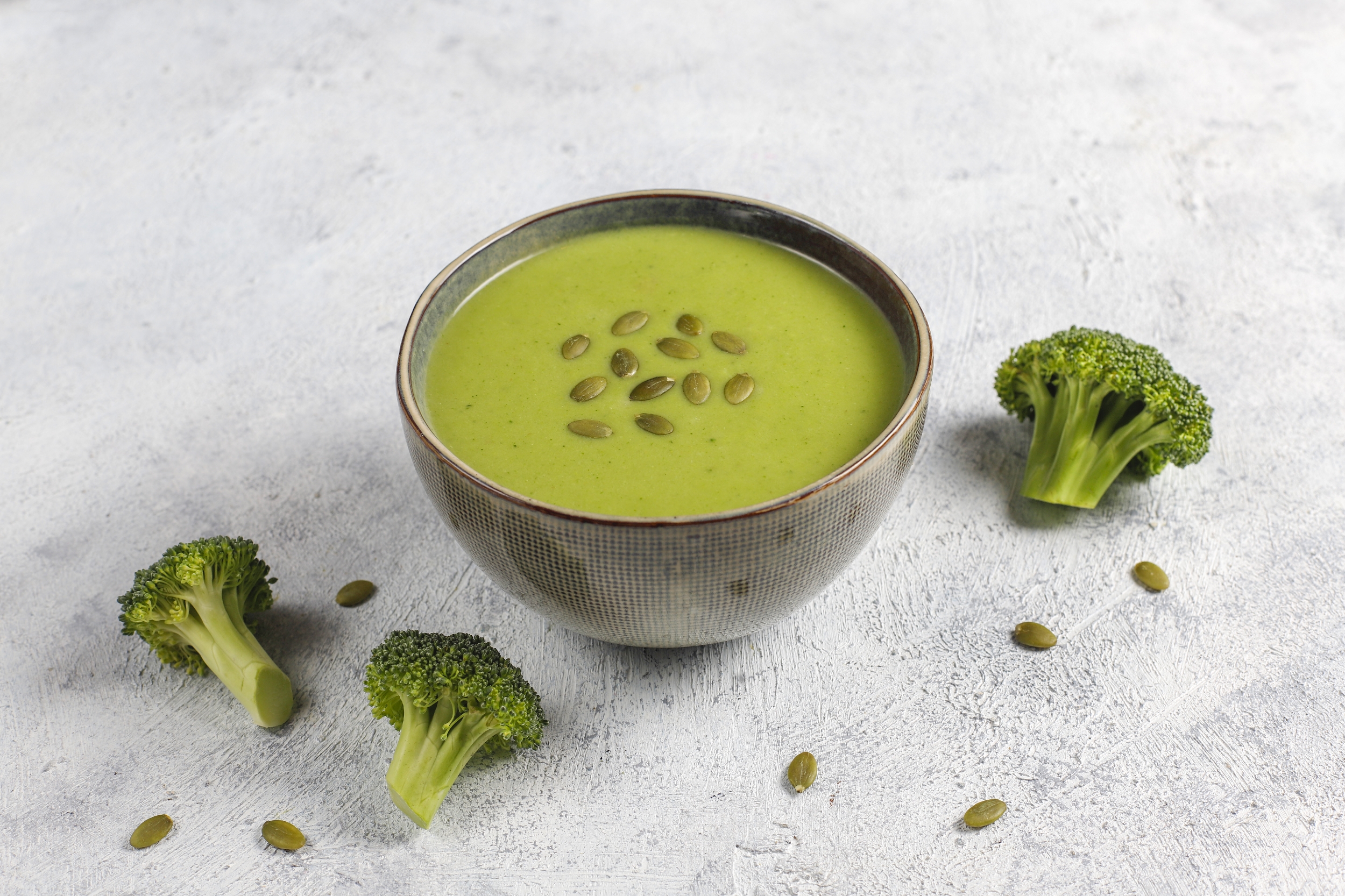 Brokolicová polévka připravená na varné desce De Dietrich DPI4432B