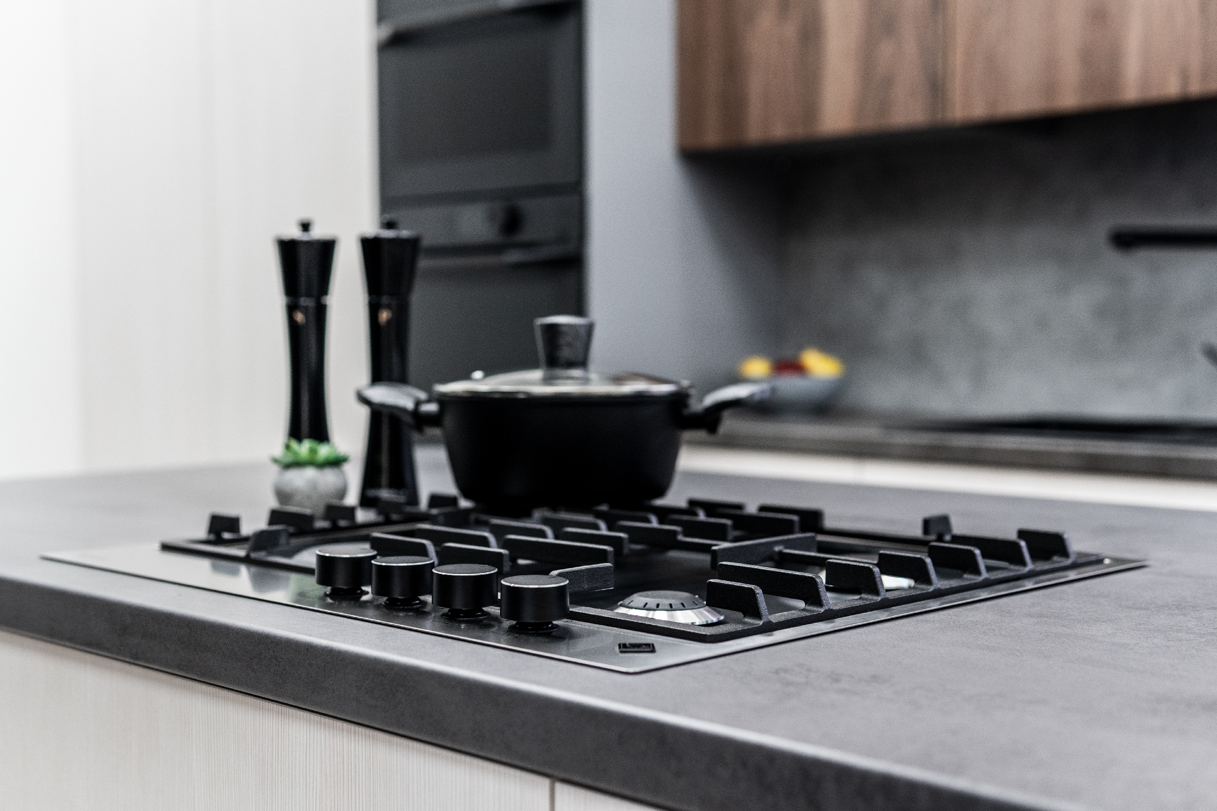 Kombinace nerezového povrchu s černým smaltem varné plynové desky De Dietrich DPE4620XF