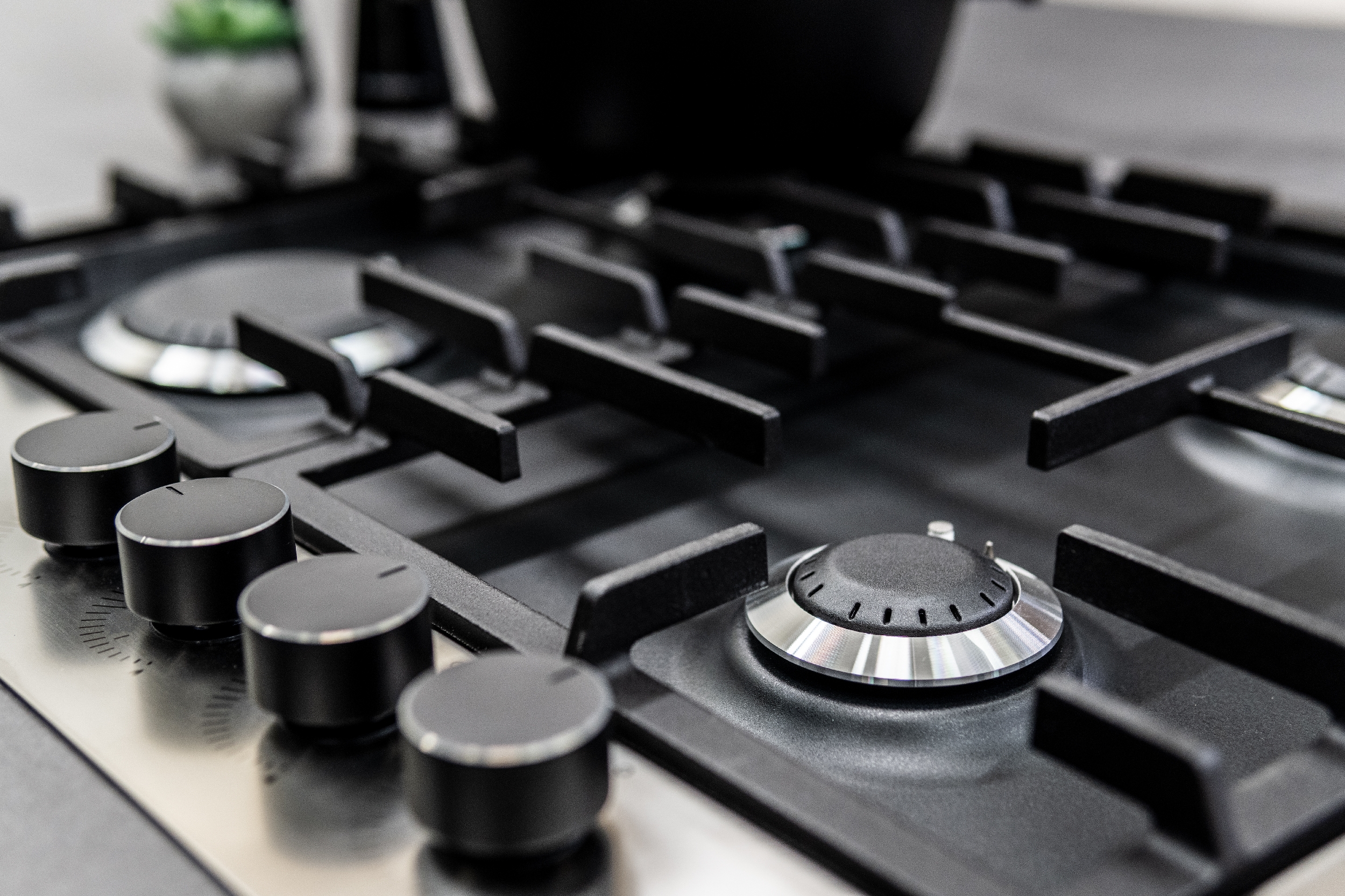 Detail hořáků plynové varné desky De Dietrich DPE4620XF